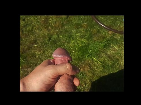 ❤️ Žhavá kočička si nechá ošukat růžovou kundičku a udělá se squirtem v letní zahradě. ❌ Porno u cs.sex00.top ❌
